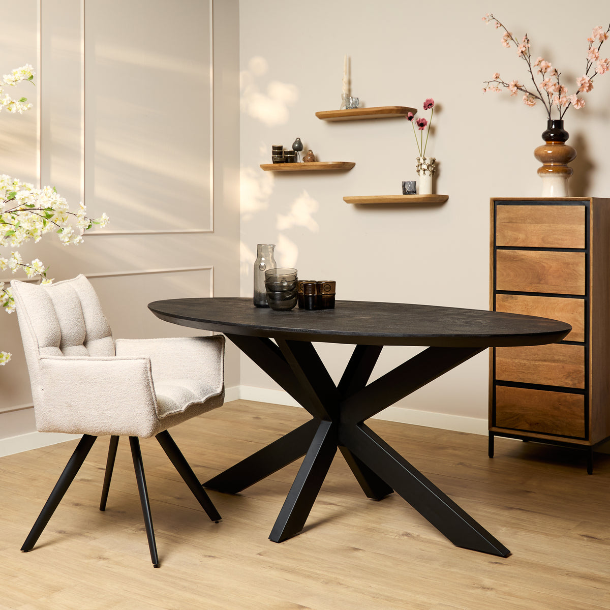 Zwarte ovale eettafel met houten blad en X-vormige zwart metalen onderstel