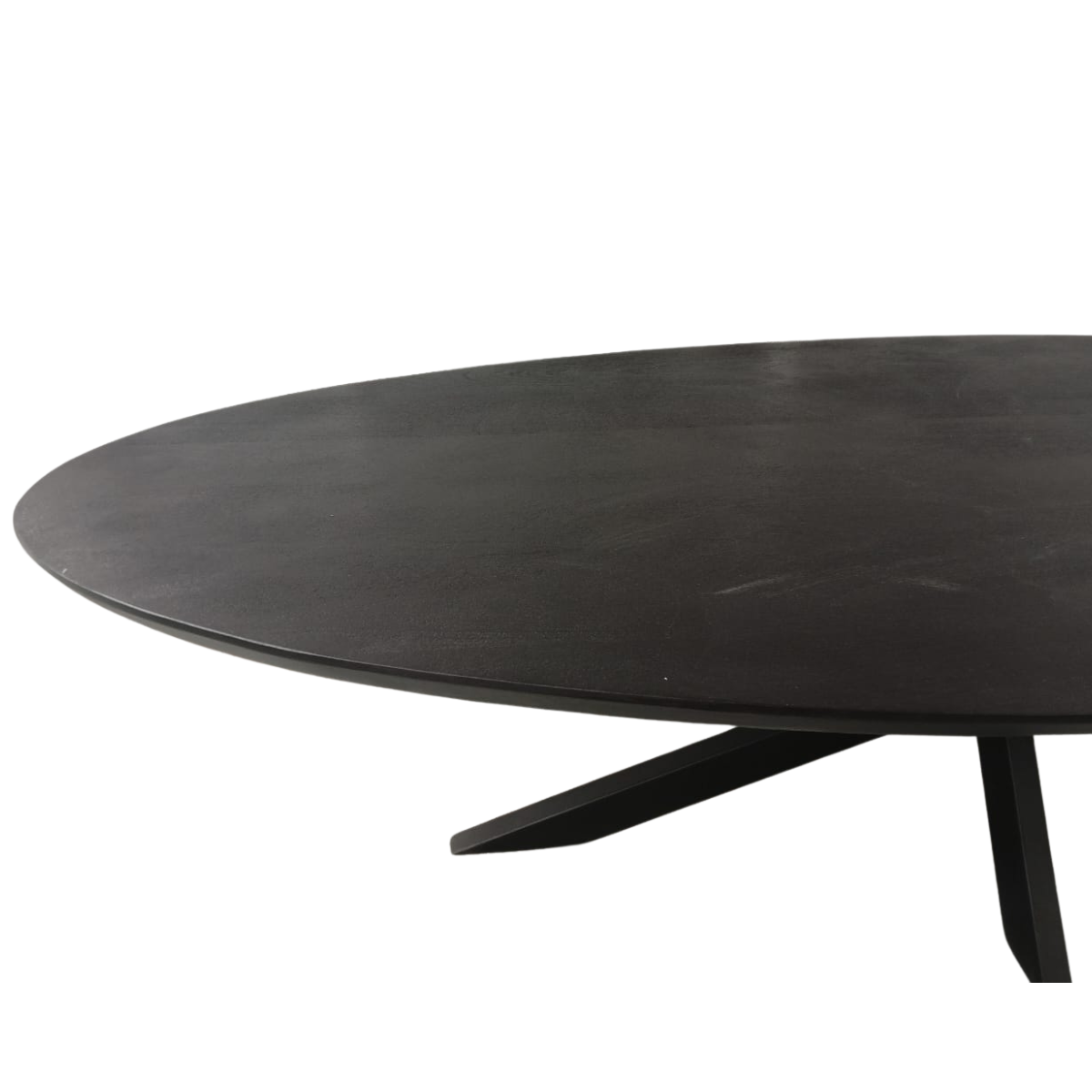 Zijaanzicht van ovale eettafel met donker blad en zwart metalen poot