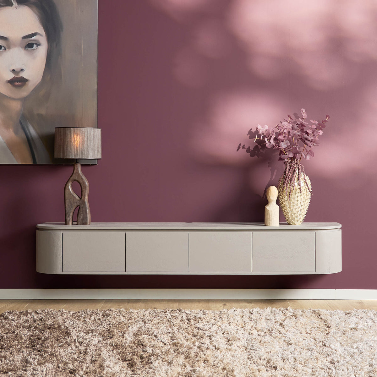 Taupe tv-meubel met lades en ronde hoeken, brede frontpanelen.