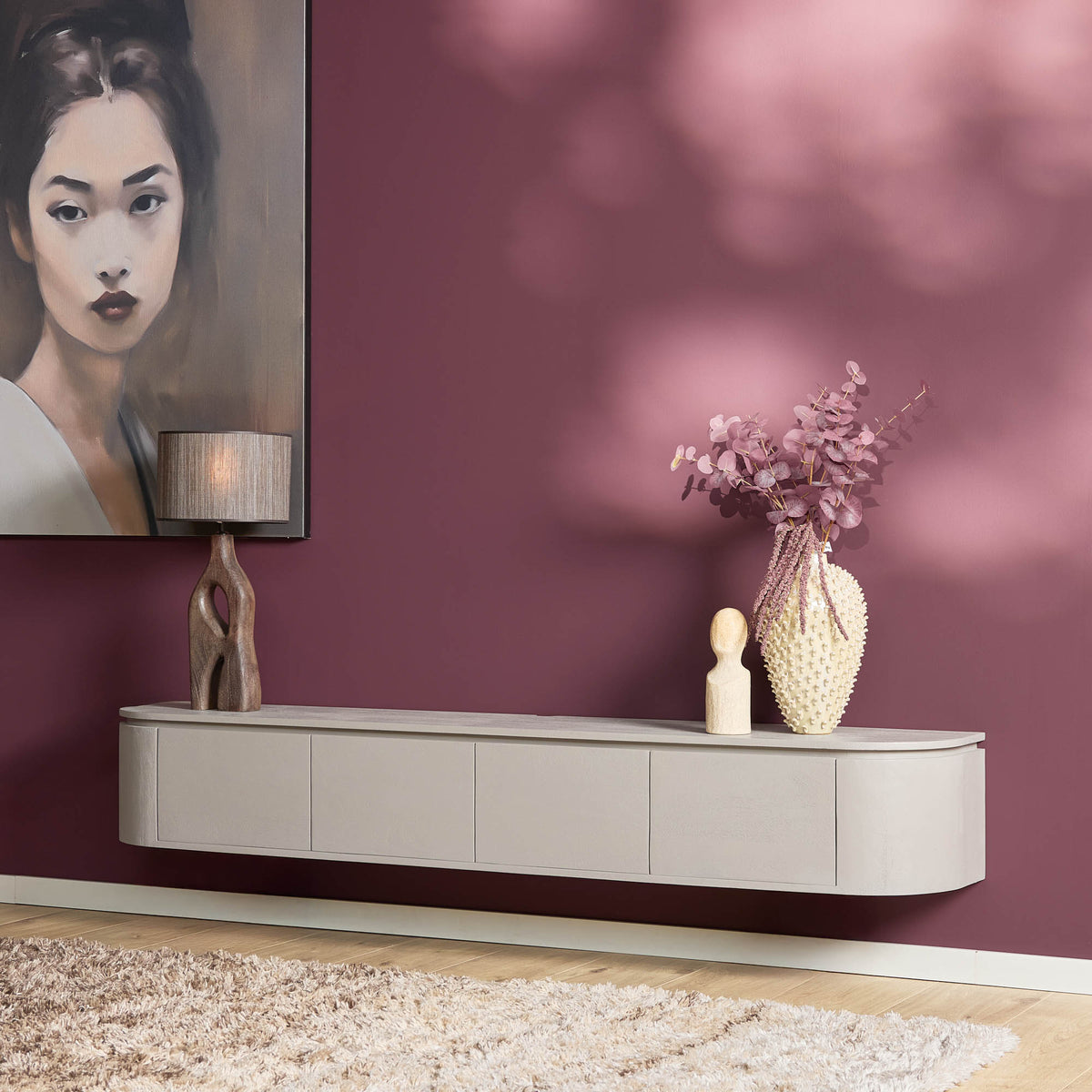 Taupe tv-meubel met meerdere lades en afgeronde zijkanten, laag model.