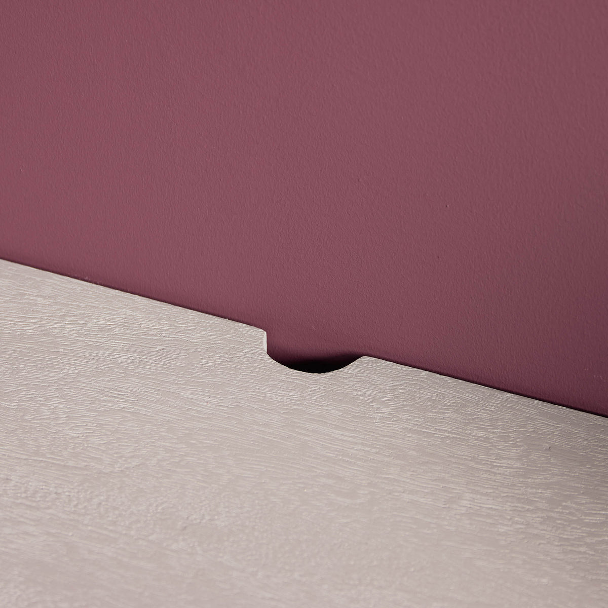 Tv-meubel in taupe met ronde zijvorm en doorlopende plint