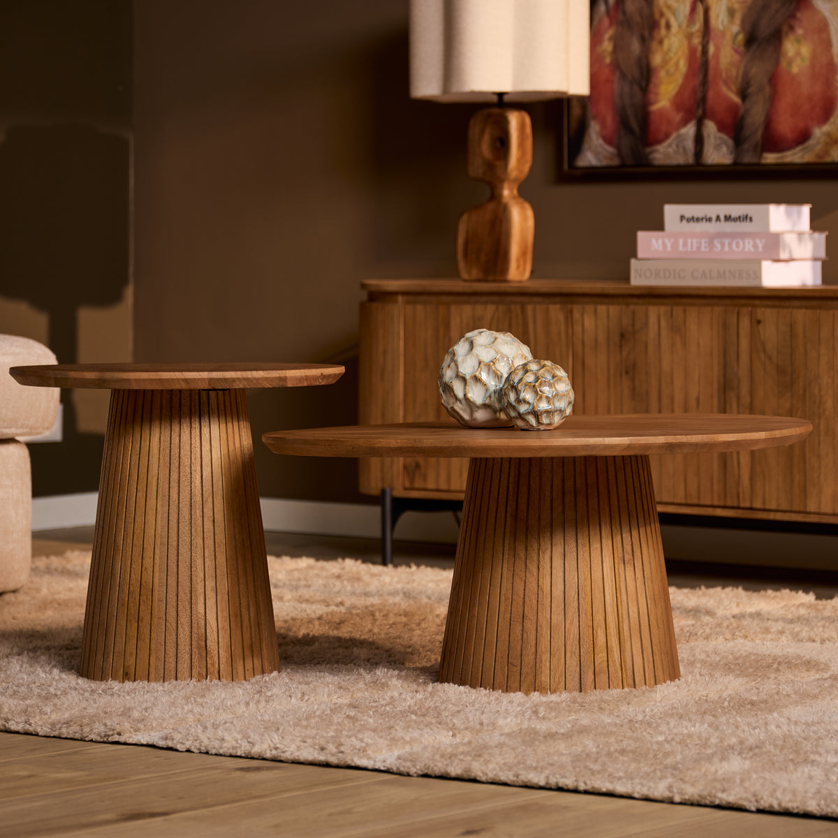 Ronde salontafel van hout, naturel met geribbelde poot en rond blad