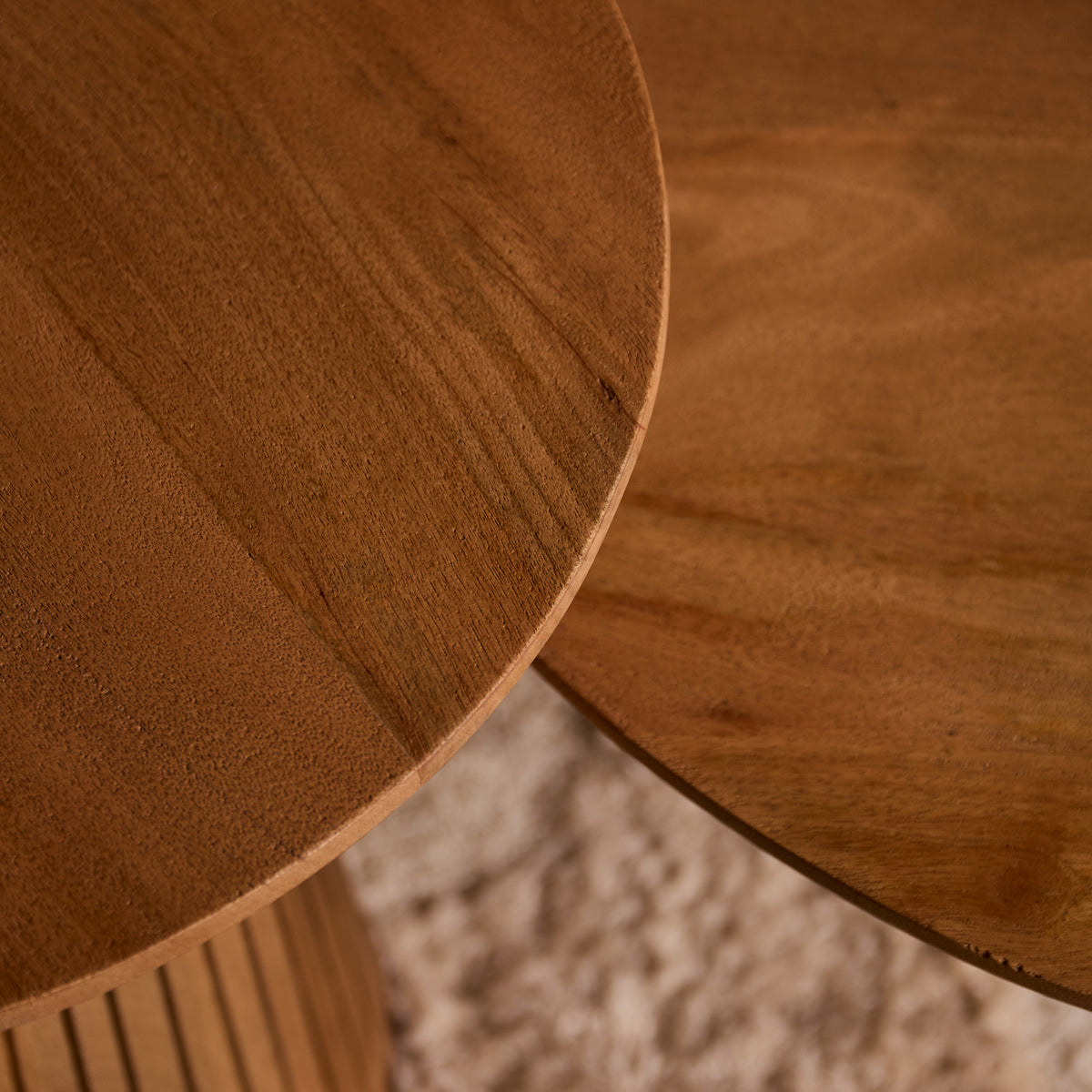Houten rand van salontafelblad, naturel met ronde vorm en zichtbare houtnerf