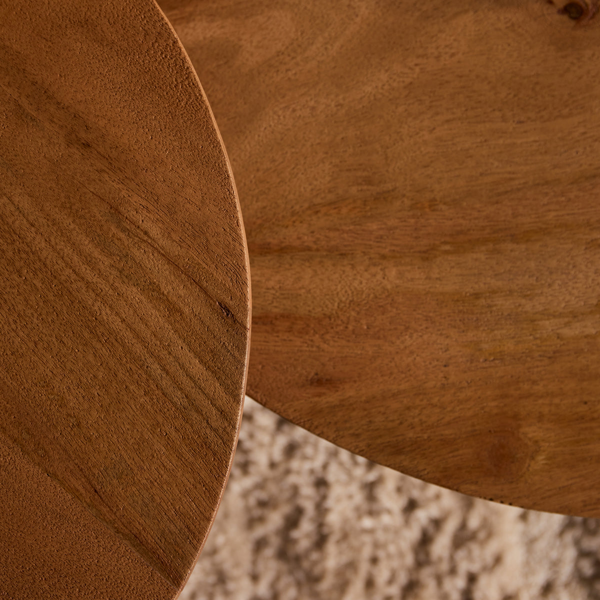 Houten blad van salontafel met zichtbare houtnerf en ronde rand, naturel