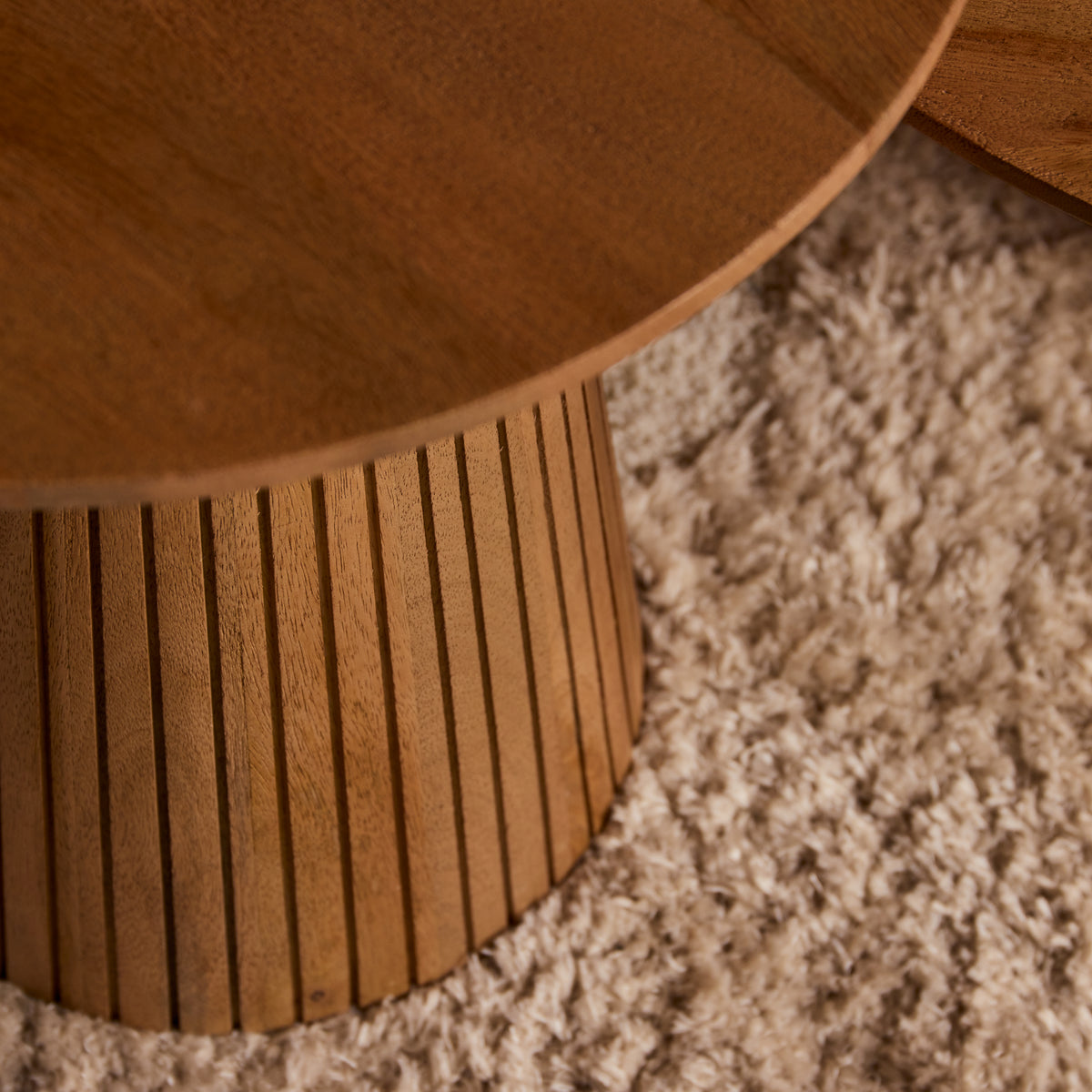Ronde voet en poot met verticale ribbels van salontafel, naturel