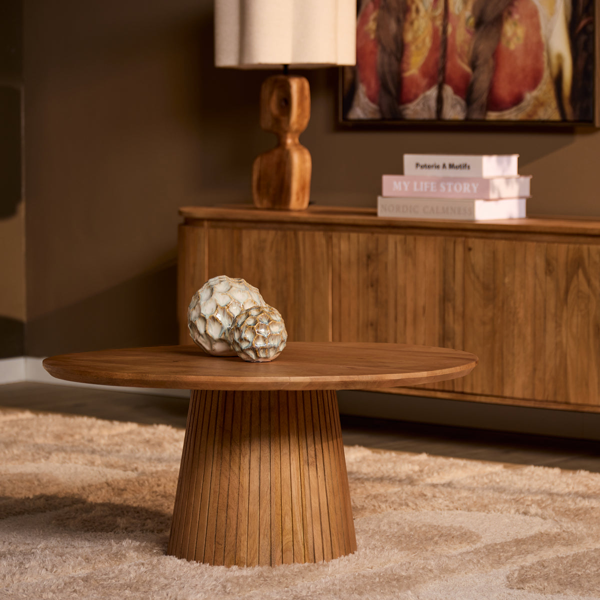 Salontafel Solana van naturel hout met rond blad en taps houten poot