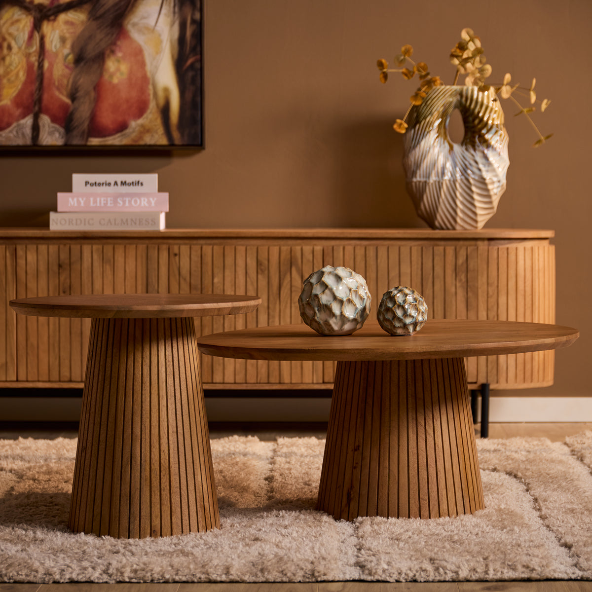 Salontafel Solana naturel hout, rond blad op geribde centrale poot