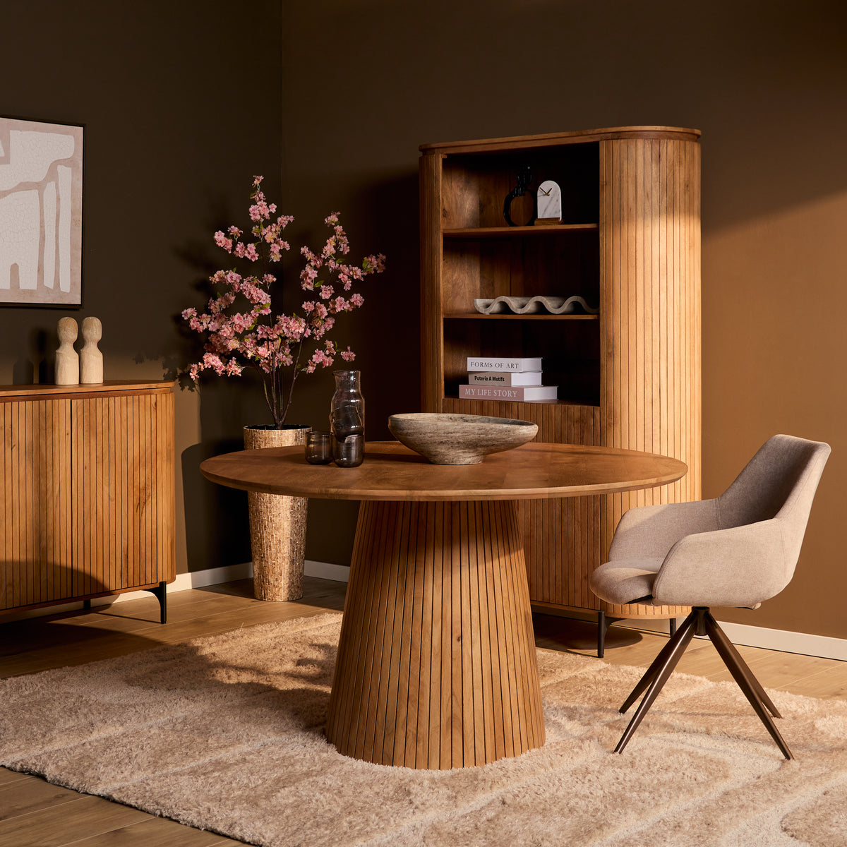 Ronde eettafel met naturel houtnerf blad en conische ribbelpoot