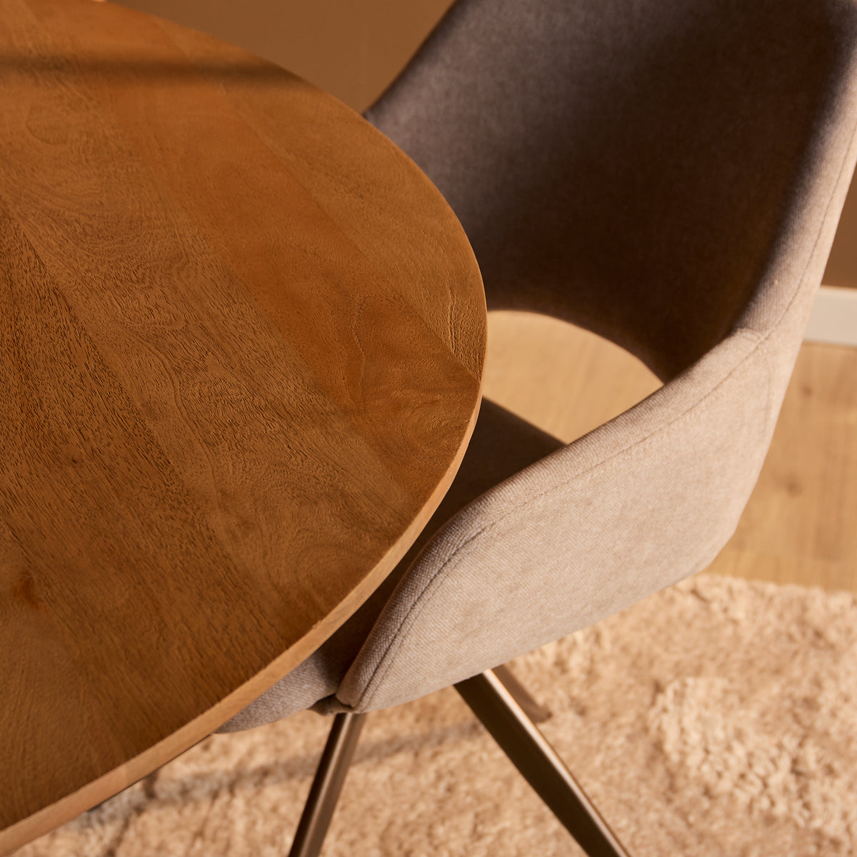 Eettafel met rond naturel tafelblad, afgeschuinde rand en conische ribbelpoot