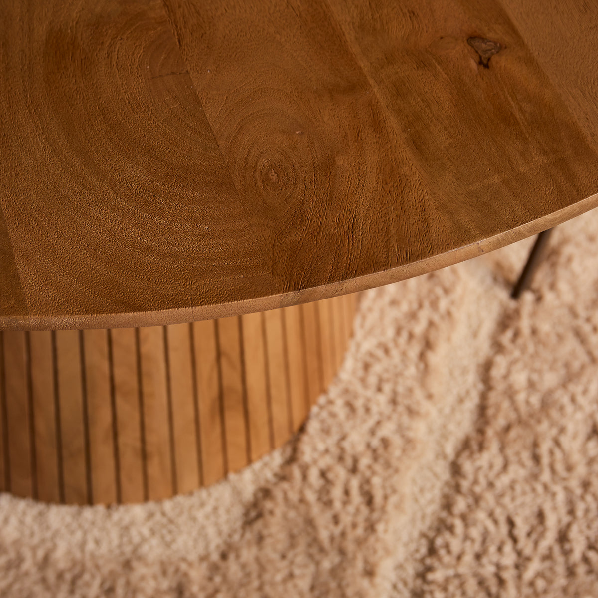 Eettafel-hoek met naturel houtnerf blad en conische poot met verticale ribben