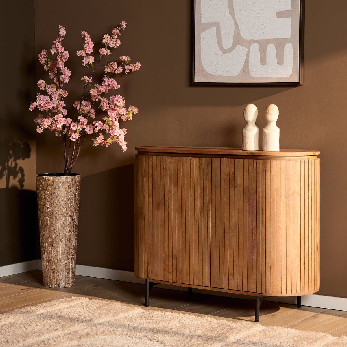 Naturel houten kabinetkast met afgeronde hoeken en staande pootjes.