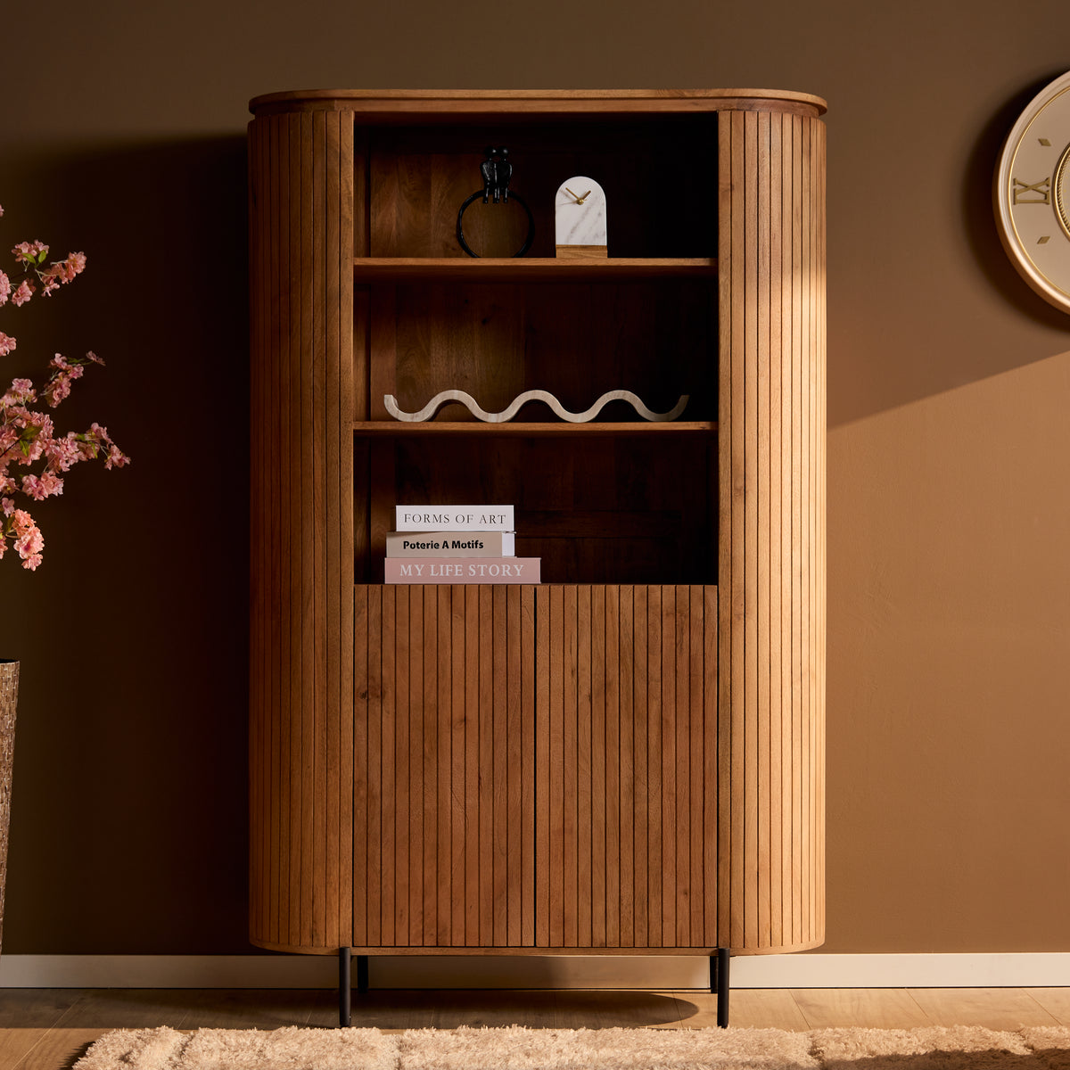 Naturel wandkast met open planken en houten front met verticale latten.