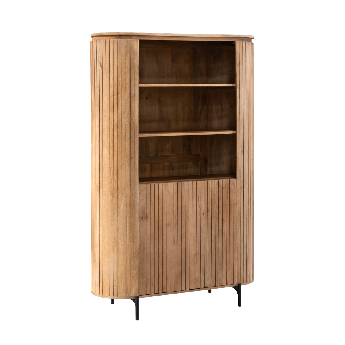 Wandkast in naturel hout, met open vakken achter de houten omlijsting.