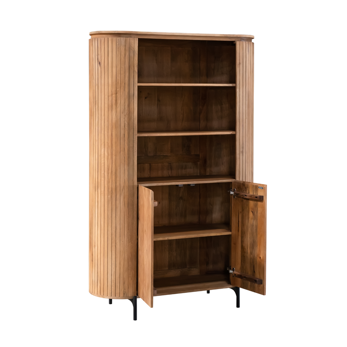 Wandkast met geopende deur en binnenvakken, naturel hout met zwarte pootjes.