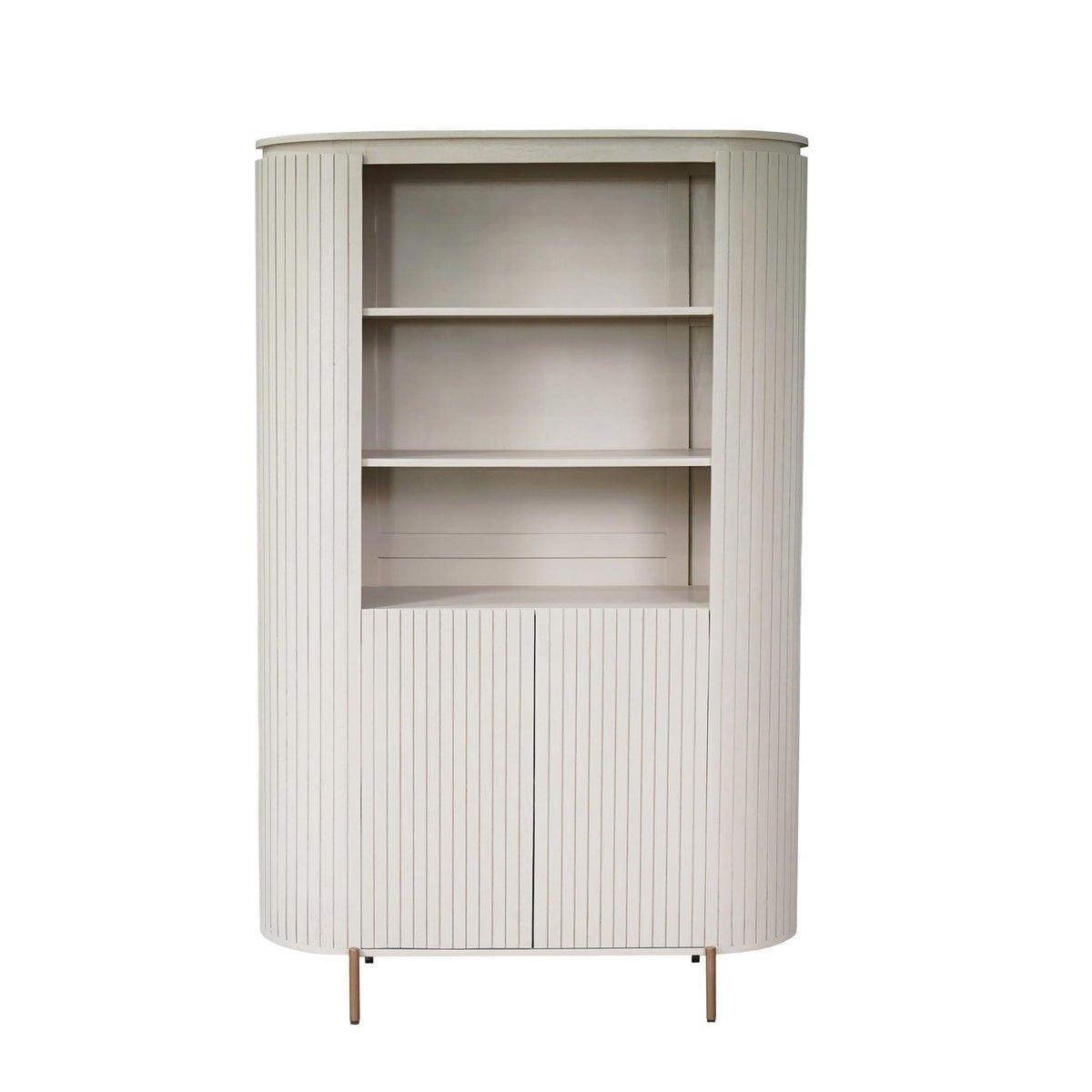Wandkast met open midden en legplanken, zandkleurige ribbelfronten, afgeronde bovenrand.