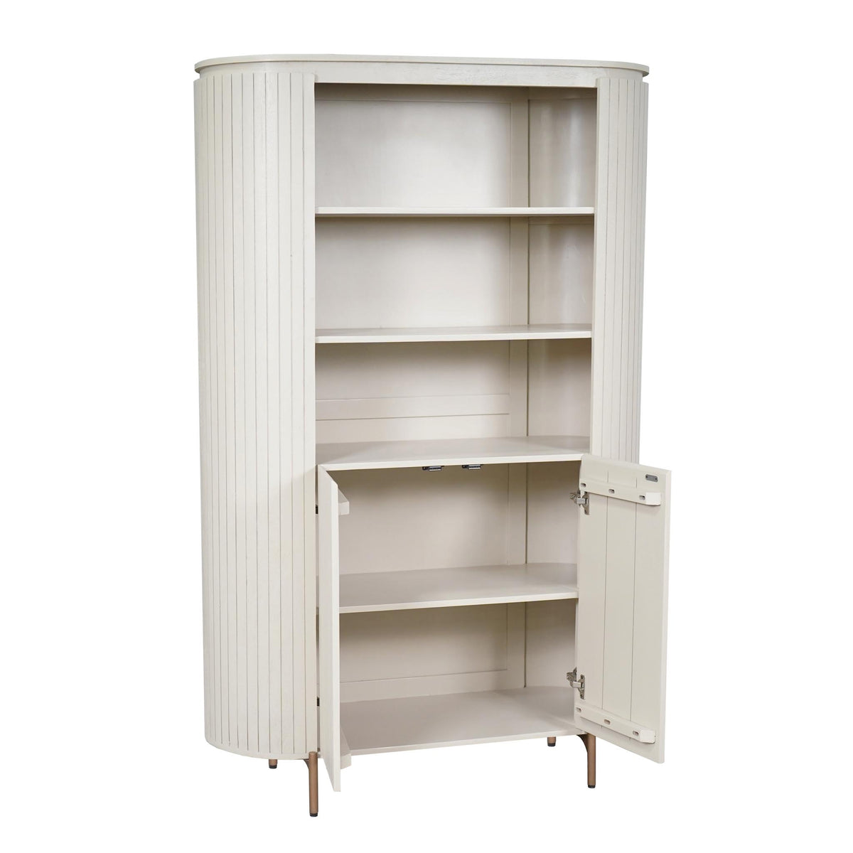 Wandkast met open deuren en legplanken, zandkleurige ribbelpanelen en metalen scharnieren.