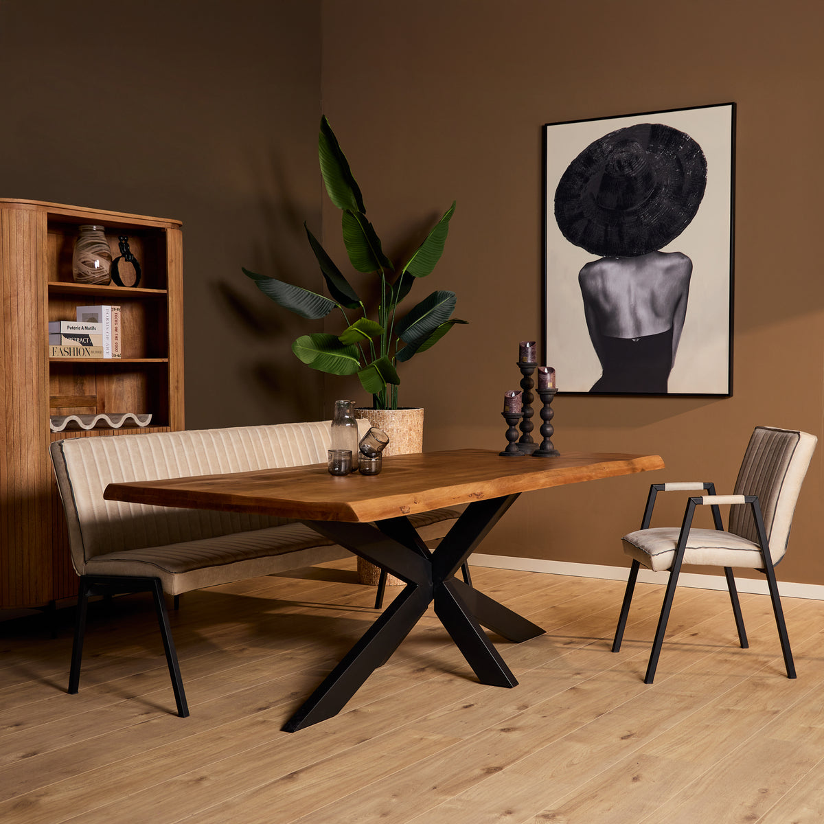 Boomstamtafel met houtkleurig tafelblad en zwart kruisvormig onderstel