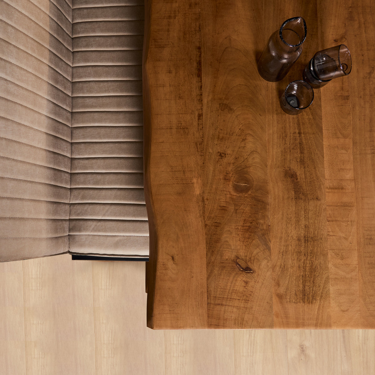 Houten tafelblad met zichtbare houtnerf en afgeronde rand