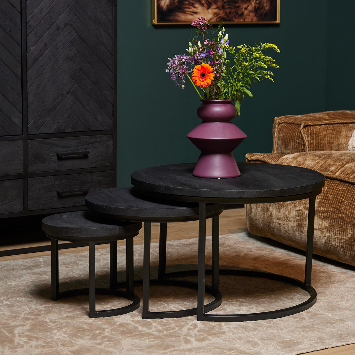 Set van 3 ronde salontafels, volledig zwart, met houten bladen en ronde frames.