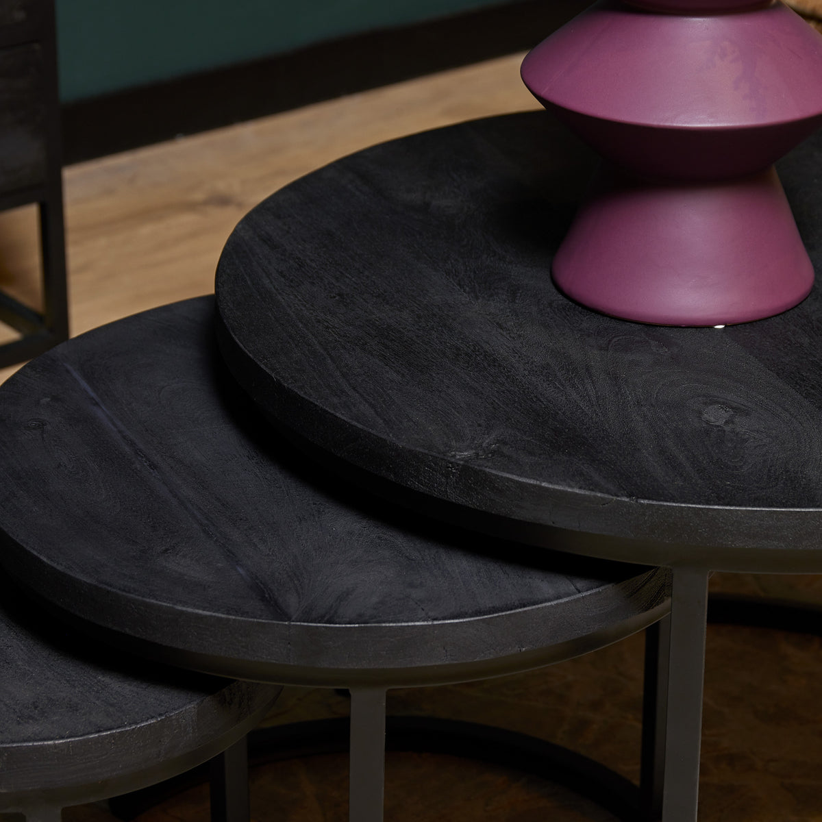 Zwarte ronde salontafel met houtnerf blad en rond onderstel, set van 3.