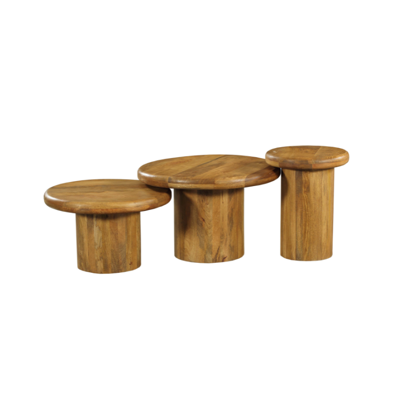 Drie ronde houten salontafels met verschillende hoogtes, bruin met zichtbare houtnerf