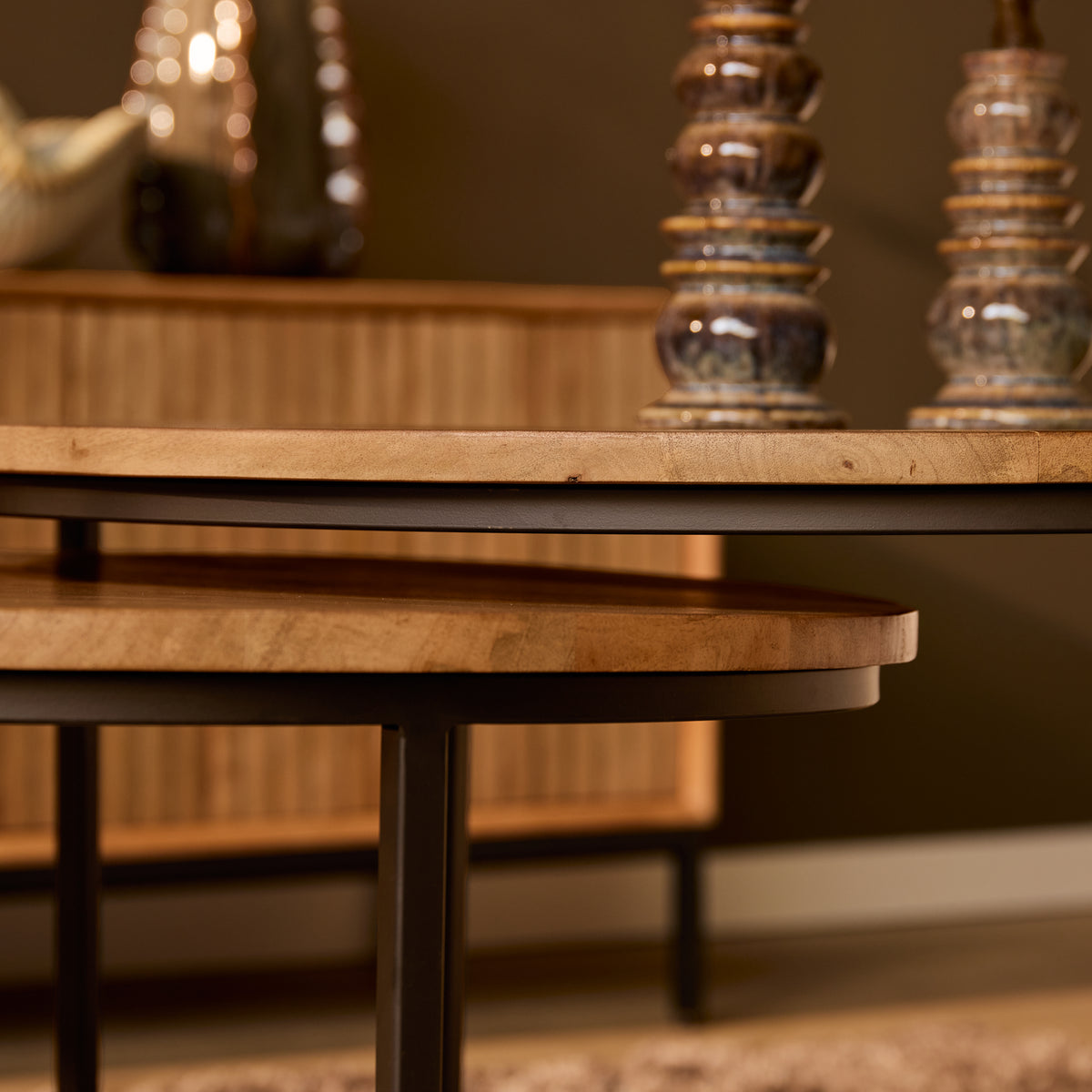 Ronde salontafel met naturel houten blad en zwart metalen onderstel, set van 2