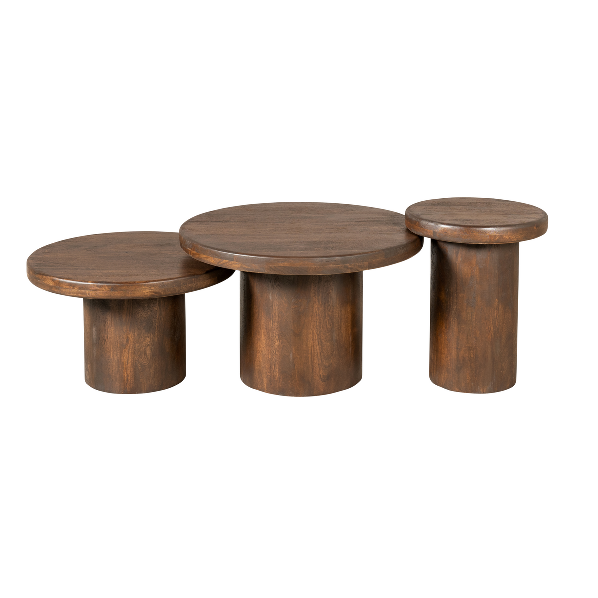 Drie ronde salontafels van bruin hout met één centraal hoger blad en twee zijkanten.