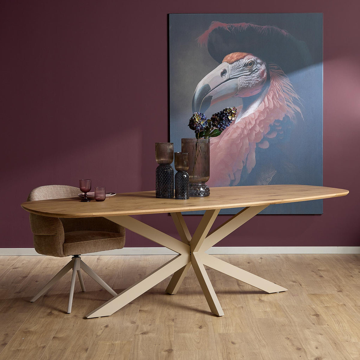 Eiken eettafel met ovale blad in naturel en kruisende poten in zandkleurig hout