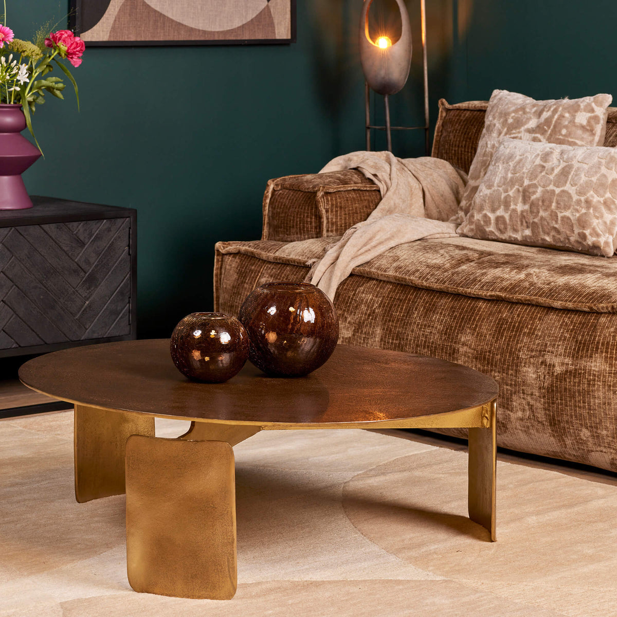 Ronde salontafel Darwin L met rond metalen blad en drie goudkleurige poten