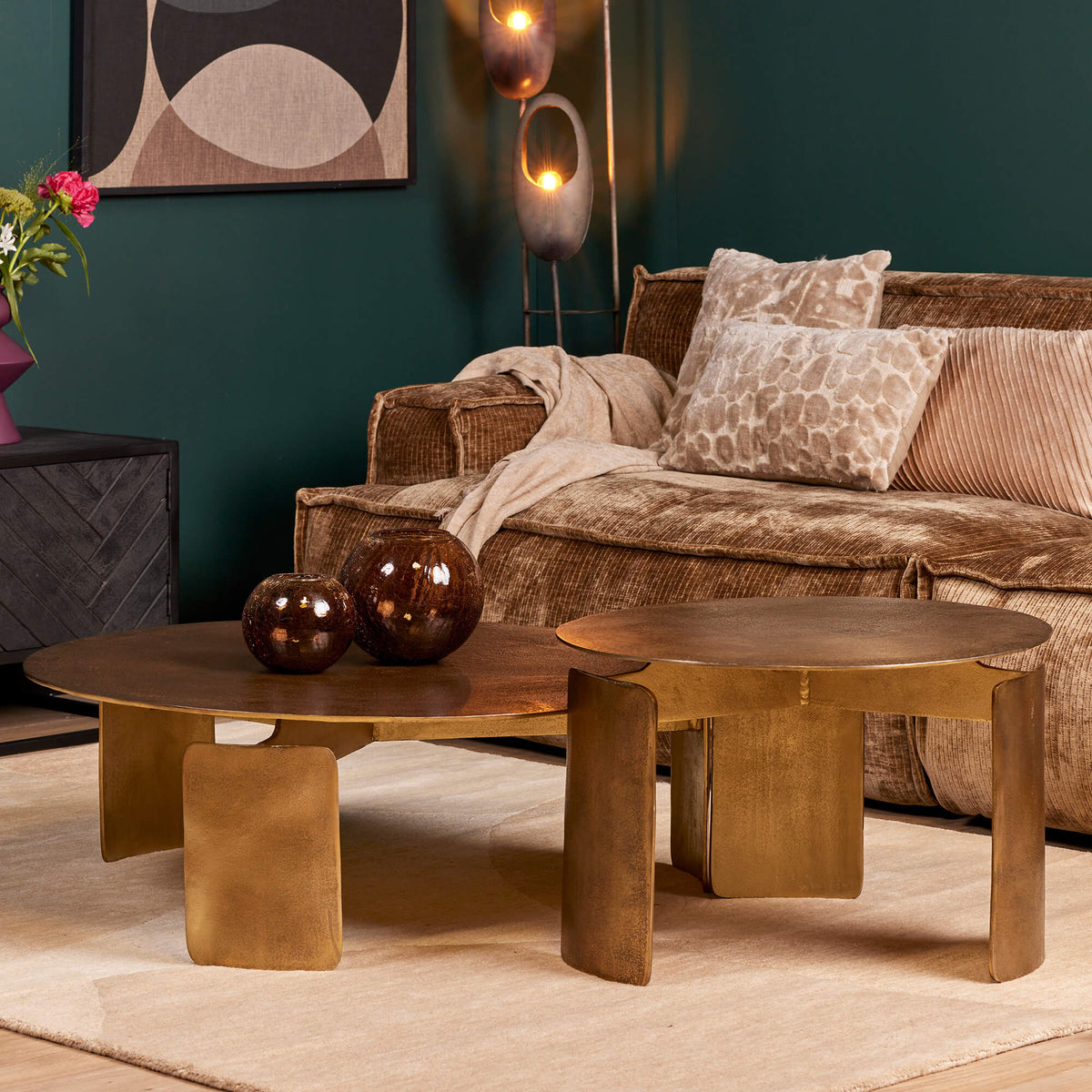 Ronde salontafel met rond metalen blad en drie massieve goudkleurige poten
