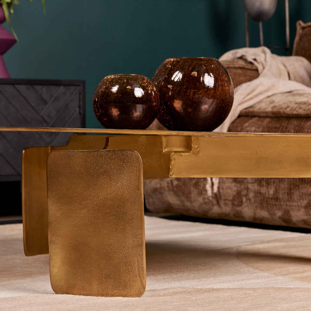 Ronde salontafel met rond bruin metalen blad en goudkleurige, blokvormige poten