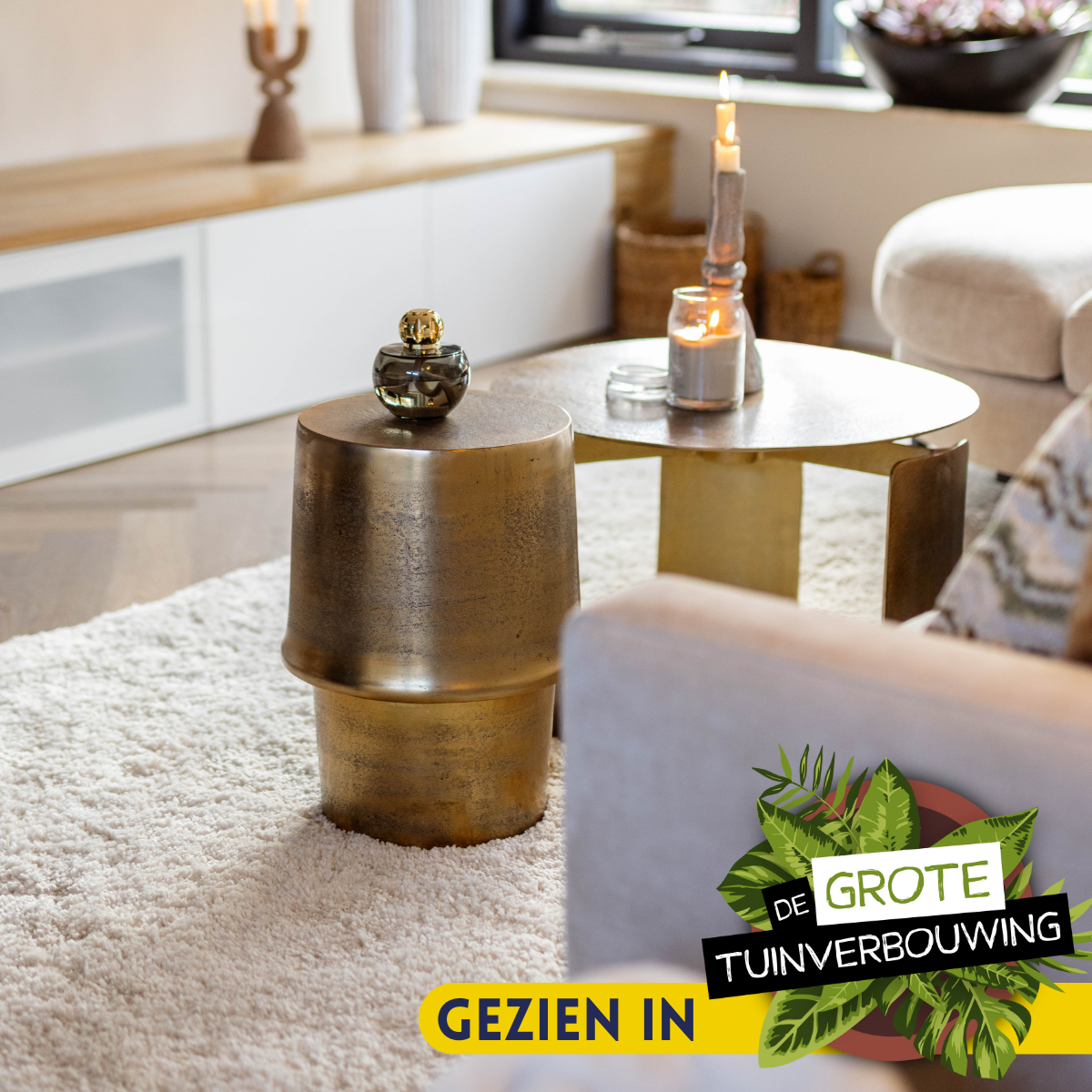 Ronde salontafel met rond roestbruin blad en dikke cilindervormige poten