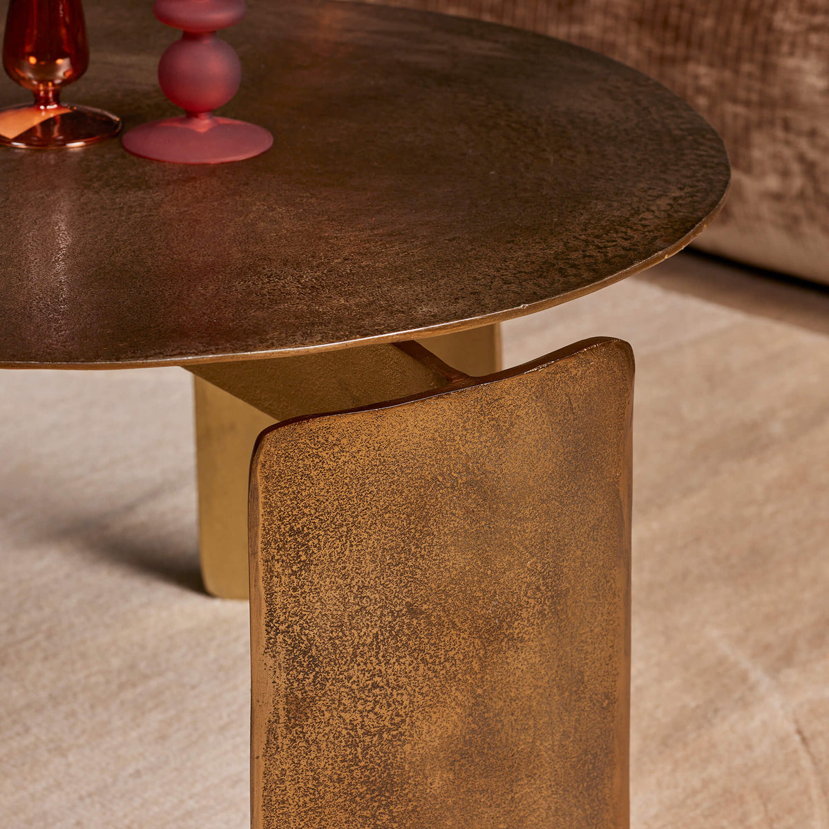 Ronde salontafel met rond roestbruin blad en rechthoekige blokpoot