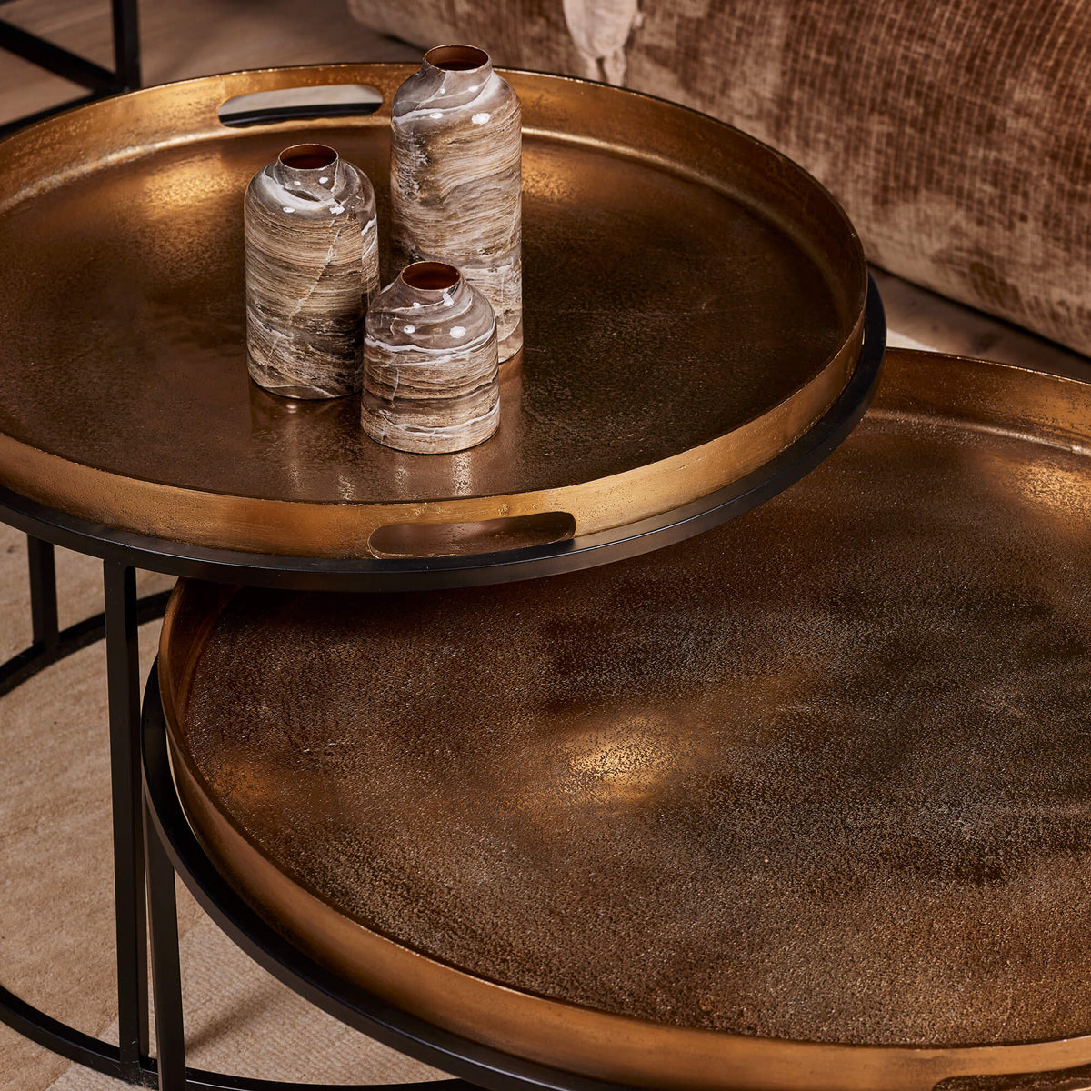 Salontafelset Puck met twee ronde bronzen tafels op zwarte onderstellen, close-up