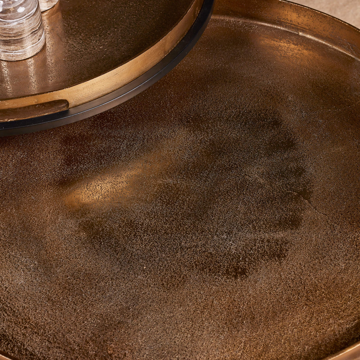 Salontafelset Puck rond werkblad met bronzen, korrelige afwerking en opstaande rand