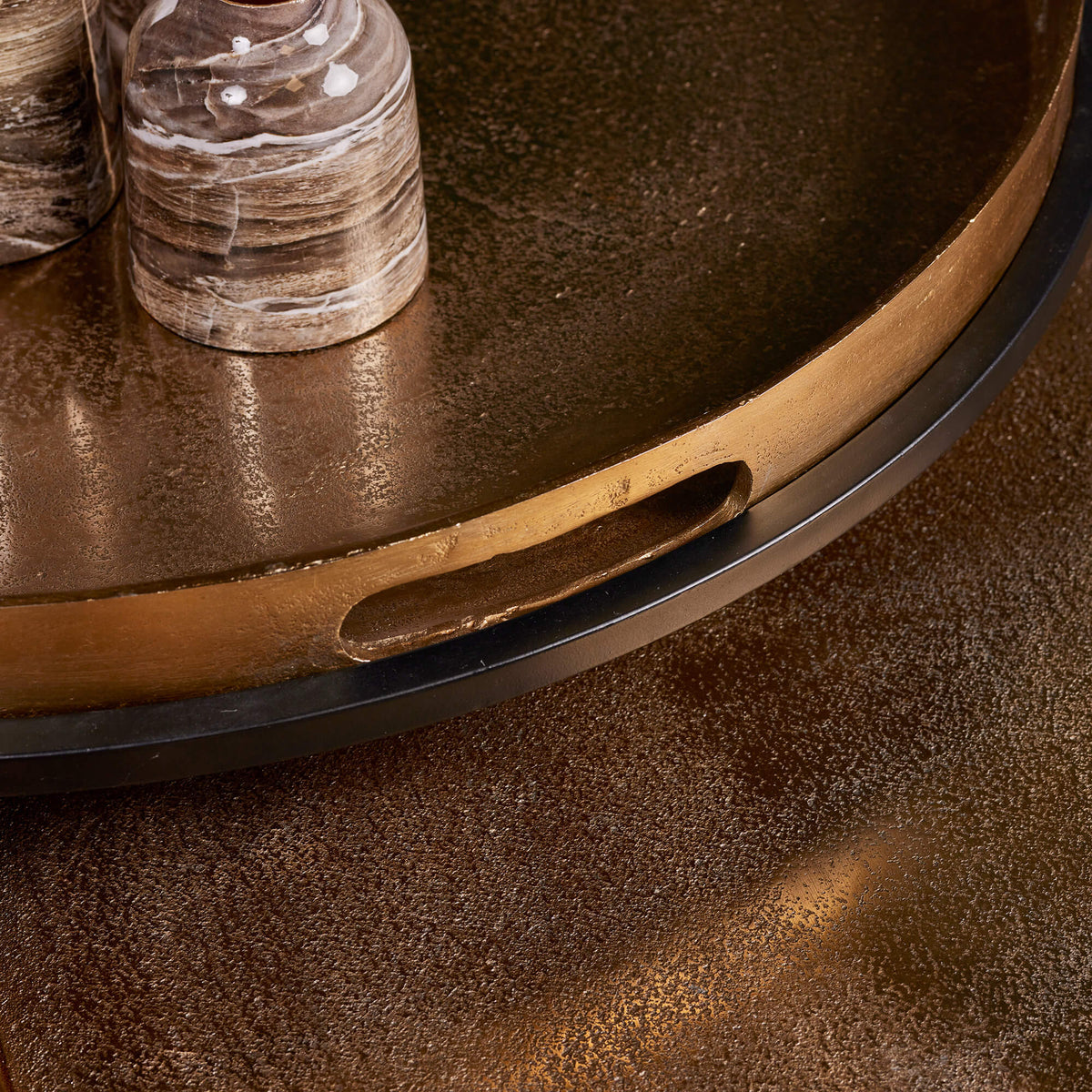 Salontafelset Puck ronde metalen tafelrand met handgreepopening en bronzen werkblad