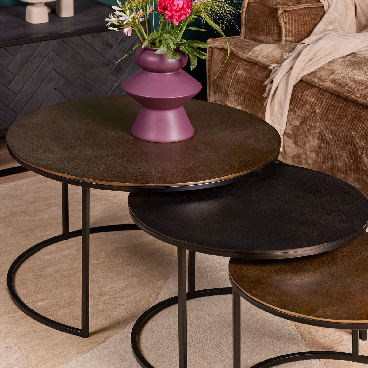Salontafelset met groot rond blad en twee kleinere tafels, zwart metalen frame