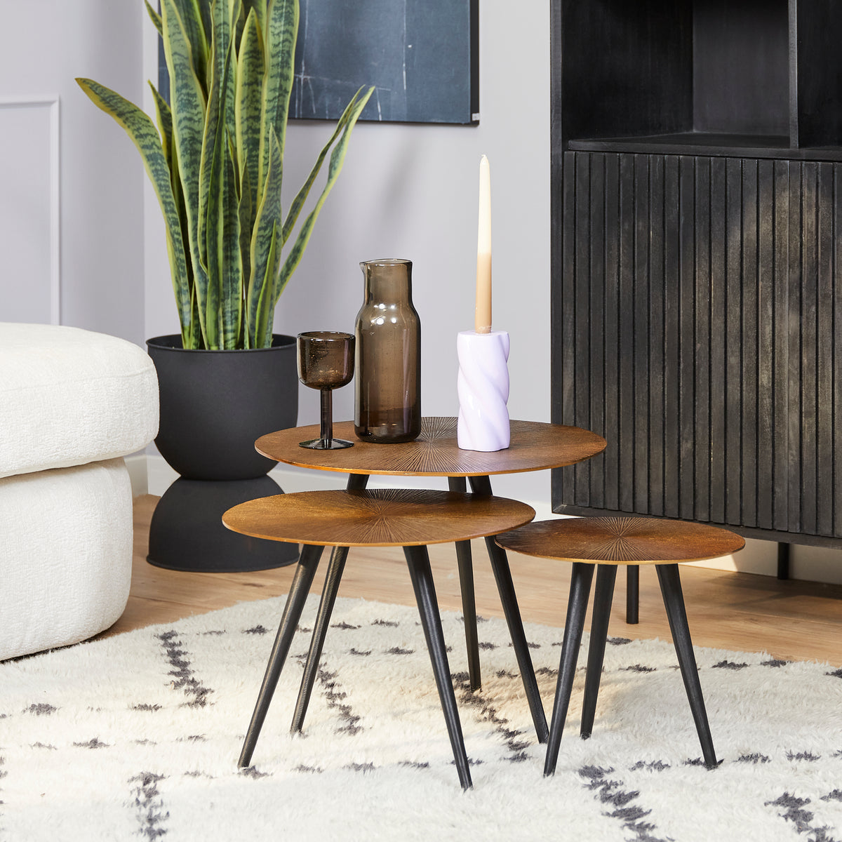 Set van drie ronde bijzettafels met houten blad en zwarte poten