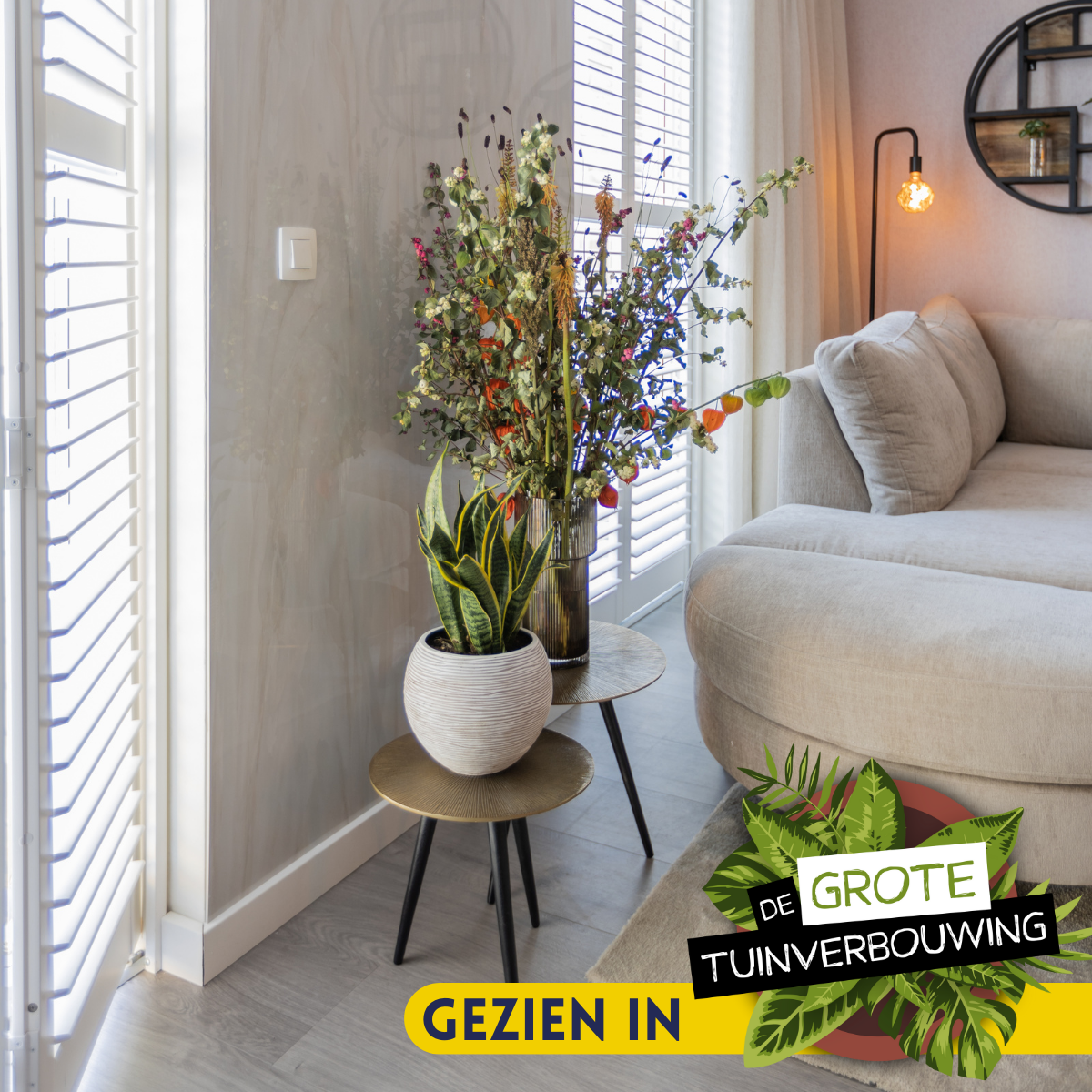 Ronde bijzettafel met houten blad en zwarte poten, met witte bloempot erop