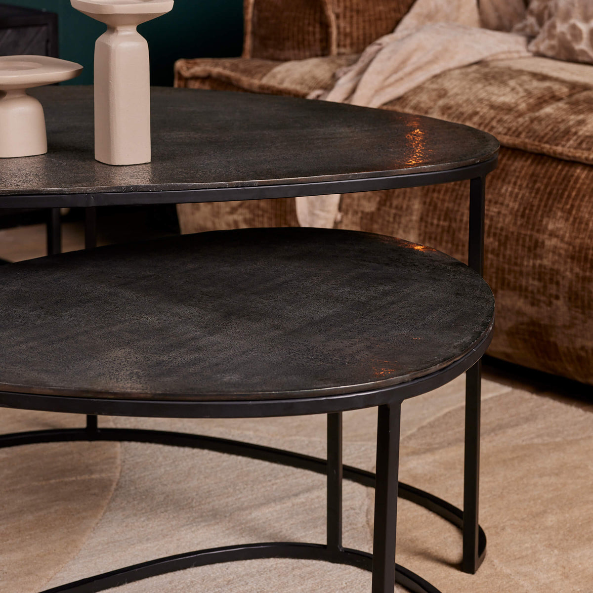 Salontafelset Lana met twee ronde bladen, donker en met zwart metalen frame