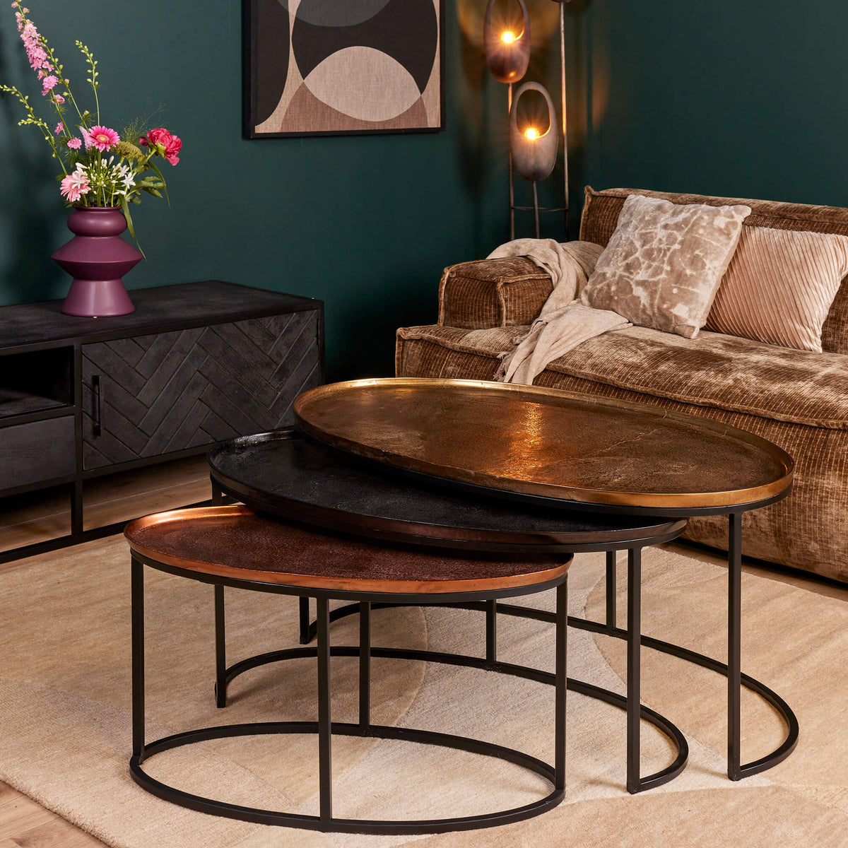 Ronde salontafelset met bruin blad en zwart metalen onderstel, twee tafels