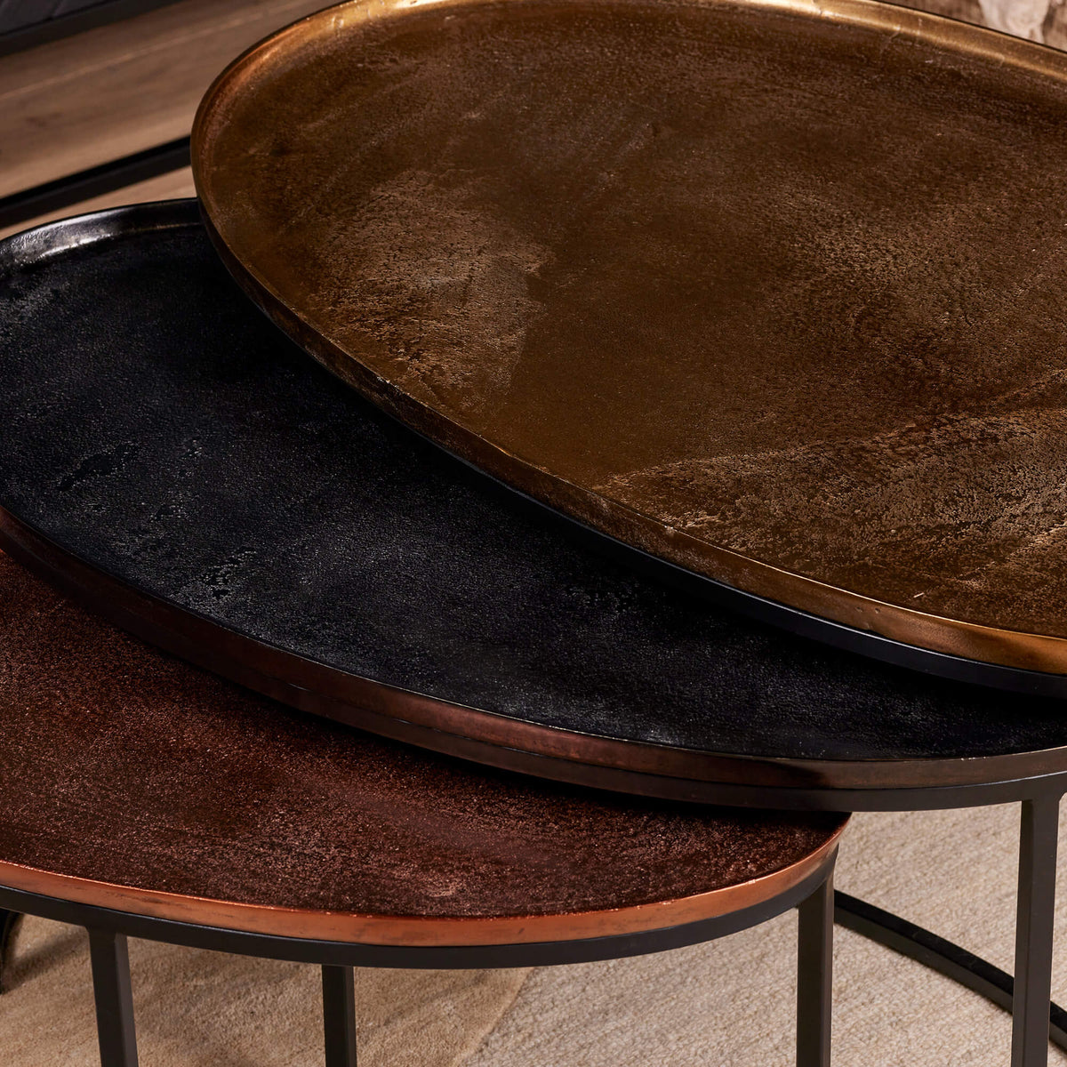 Rond bruin tafelblad met donkere rand en zwart metalen frame