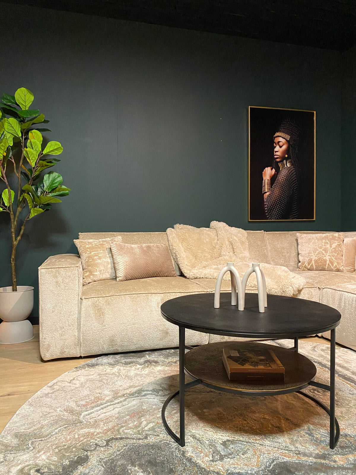 Ronde salontafel zwart met drie witte beugels, metalen onderstel en extra plank onderblad