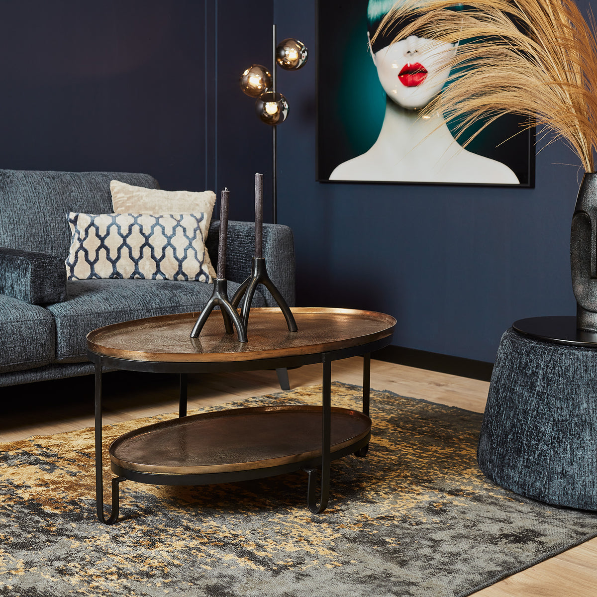 Ovale houten salontafel Kate met donker metalen onderstel en 3 poten.