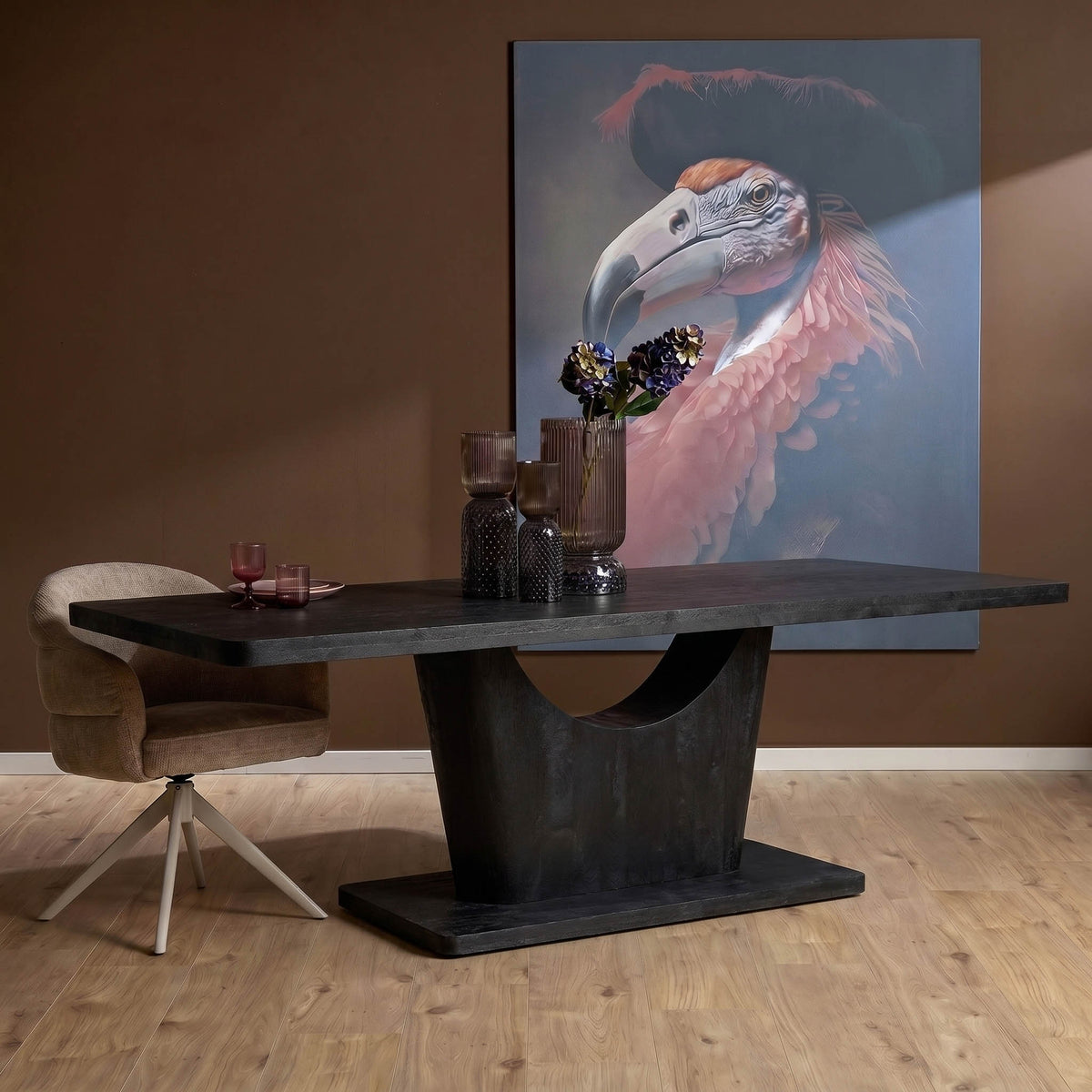 Zwarte eettafel met massief blad en centrale houten poot, 240 cm lang.
