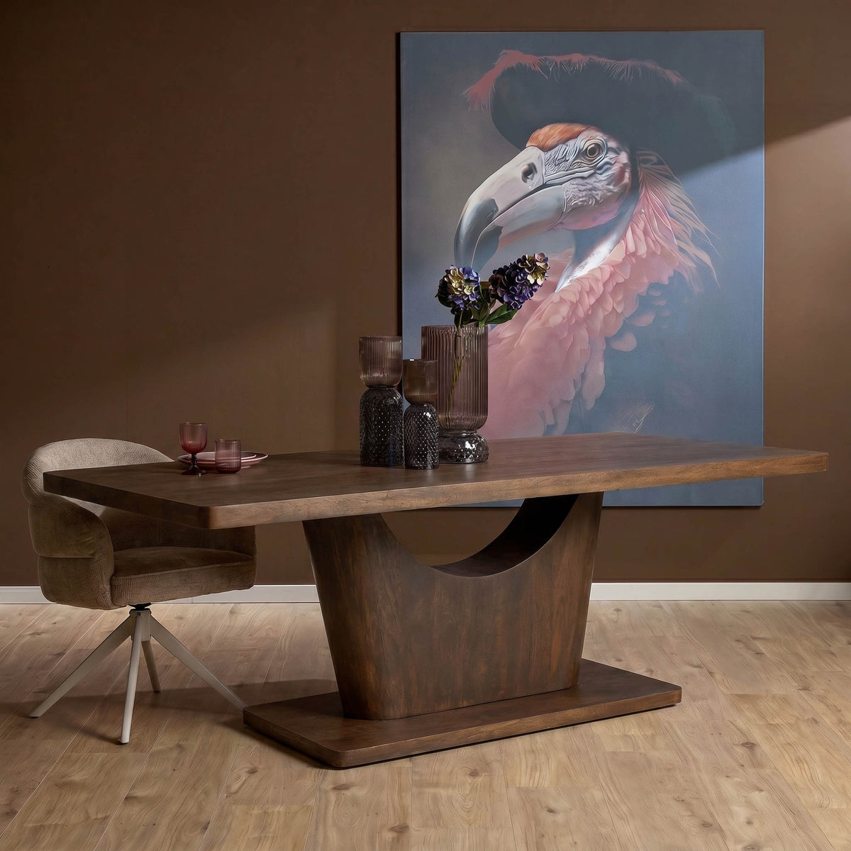 Bruine houten eettafel met rechthoekig blad en centraal onderstel