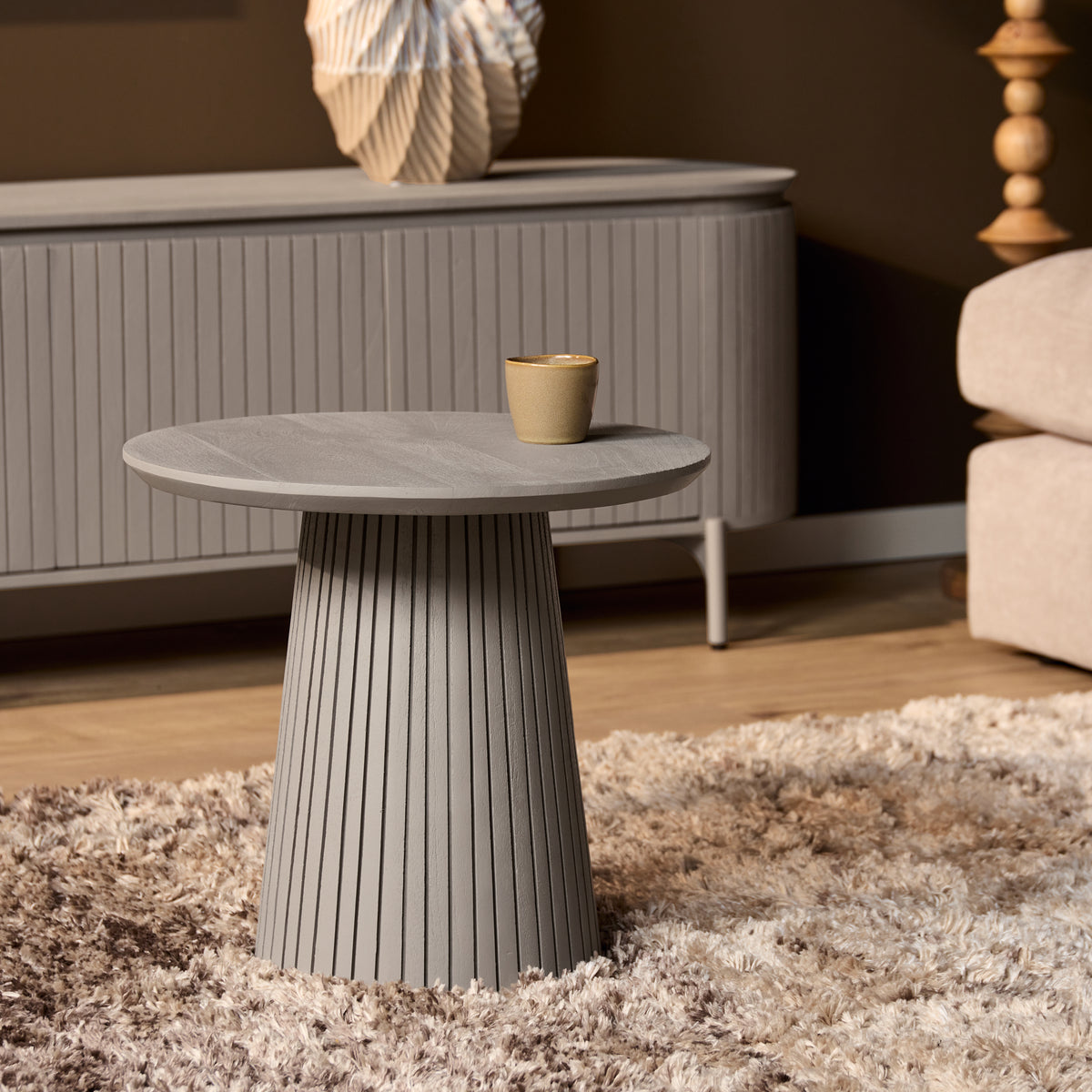 Taupekleurige ronde salontafel met geribbelde kolompoot en grijs rond blad