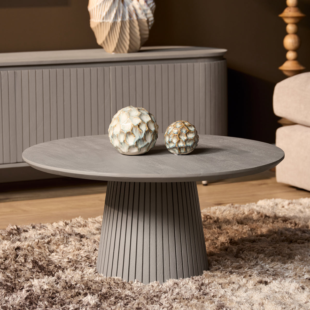 Ronde salontafel Solana in taupe, met geribde zuil en rond tafelblad.