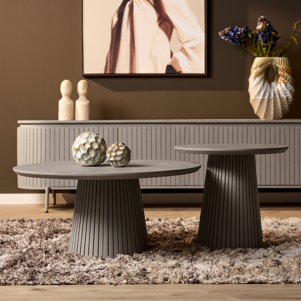 Ronde salontafel Solana taupe met geribde middenzuil en rond tafelblad.