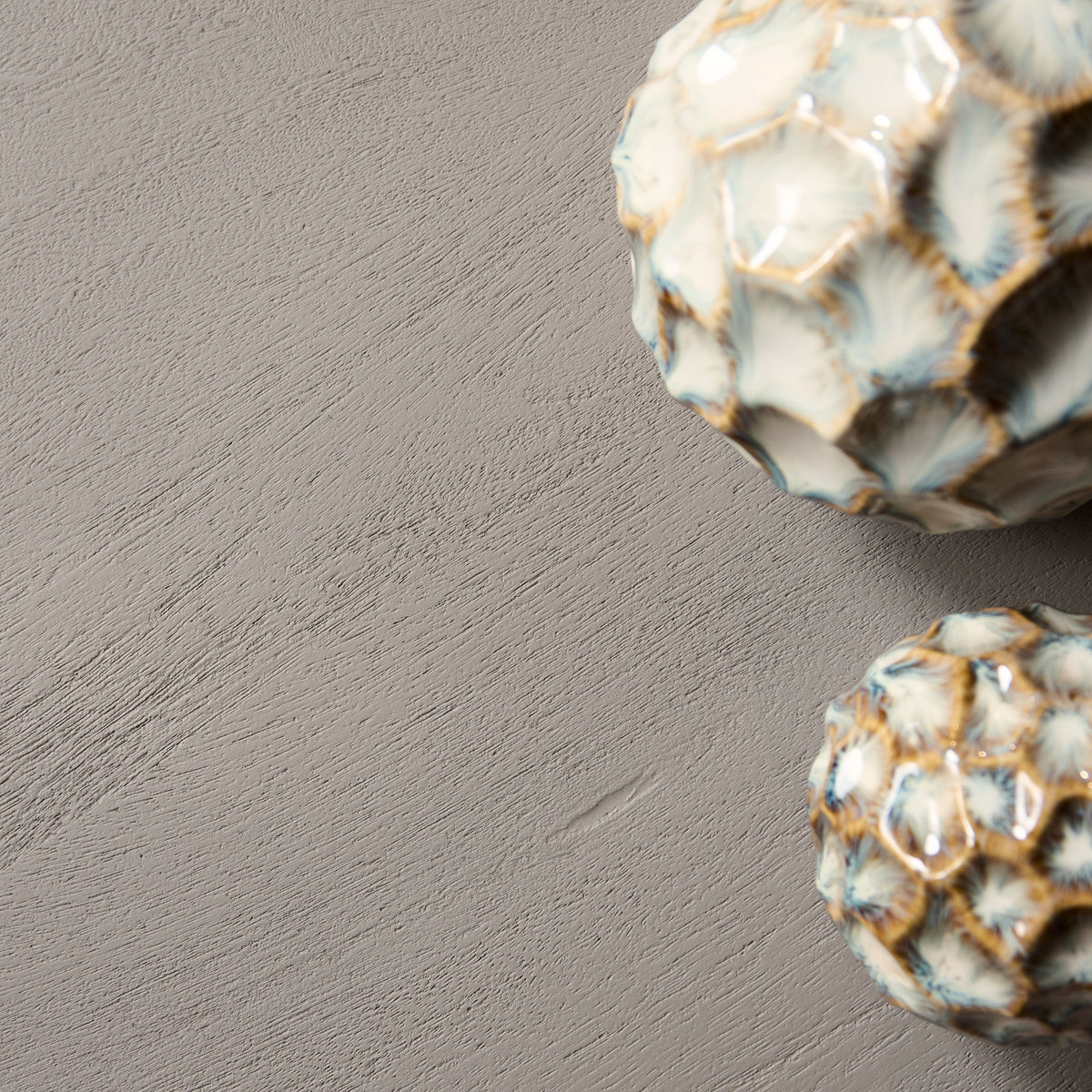 Taupe tafelbladstructuur met zichtbare nerf en ronde gladde rand, close-up.